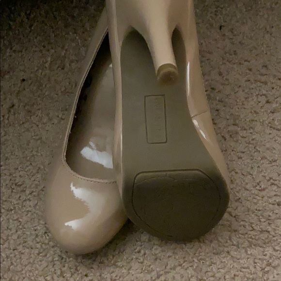 Kenneth Cole Unlisted tan heels size 6.5 - Picture 2 of 3